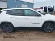 2021 Jeep Compass 80th Anniversary z VIN 3C4NJCEB6MT571564, wystawiony jako IAAI lot #42591643 z przebiegiem 56 999 mil mil oraz . Historia ofert i sprzedaży dostępna na DreamBid. Obrazek 13.