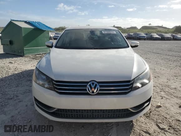 ✅ 2015 Volkswagen Passat S • VIN: 1VWAT7A36FC048877 • Лот: 91568255. Опубликован ранее на Copart с пробегом 131 505 миль. Бесплатный доступ к архиву аукционных продаж из США и подробный отчёт об истории автомобиля на DreamBid. Изображение 5.