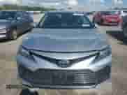 2021 Toyota Camry LE z VIN 4T1C11BK6MU025946, wystawiony jako Copart lot #71301635 z przebiegiem 76 399 mil mil oraz Szkoda całkowita • Salvage title. Historia ofert i sprzedaży dostępna na DreamBid. Obrazek 5.