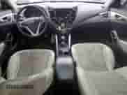 2012 Hyundai Veloster w/Red Int z VIN KMHTC6AD2CU021143, wystawiony jako Copart lot #44055345 z przebiegiem Nie podano mil oraz Czysty tytuł • Clean title. Historia ofert i sprzedaży dostępna na DreamBid. Obrazek 8.