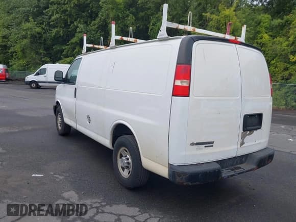 ✅ 2015 Chevrolet Express Cargo • VIN: 1GCWGFCF6F1143899 • Lot: 42993006. Wystawiony na IAAI z przebiegiem 151 900 mil. Bezpłatny archiwum sprzedaży aukcyjnych z USA i szczegółowy raport historii pojazdu na DreamBid. Zdjęcie 3.