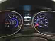 2013 Hyundai Santa Fe Sport z VIN 5XYZU3LA6DG118877, wystawiony jako Copart lot #80762795 z przebiegiem 145 765 mil mil oraz Czysty tytuł • Clean title. Historia ofert i sprzedaży dostępna na DreamBid. Obrazek 9.