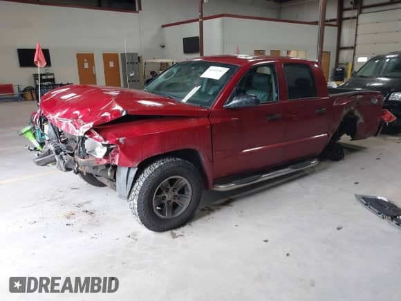 2008 Dodge Dakota SXT z VIN 1D7HW38K18S528662, wystawiony jako IAAI lot #42315787 z przebiegiem 258 549 mil mil oraz . Historia ofert i sprzedaży dostępna na DreamBid. Obrazek 2.