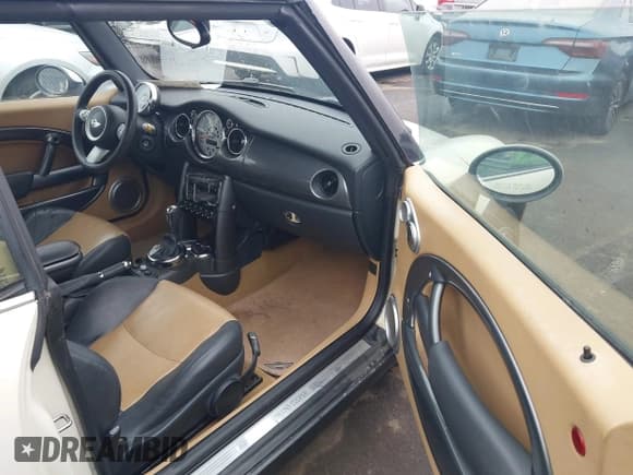 ✅ 2007 MINI Convertible • VIN: WMWRF33547TG16758 • Lot: 43769271. Wystawiony na IAAI z przebiegiem 161 367 mil. Bezpłatny archiwum sprzedaży aukcyjnych z USA i szczegółowy raport historii pojazdu na DreamBid. Zdjęcie 5.