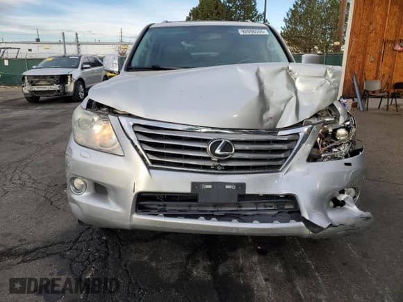 ✅ 2008 Lexus LX 570 • VIN: JTJHY00W384010961 • Lot: 92098555. Listed on Copart with 213,330 mi. Free auction sales archive from the USA and detailed vehicle history report at DreamBid. Image 5.
