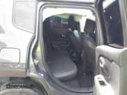 ✅ 2023 Jeep Renegade Latitude • VIN: ZACNJDB12PPP60786 • Lot: 42414781. Wystawiony na IAAI z przebiegiem 61 473 mil. Bezpłatny archiwum sprzedaży aukcyjnych z USA i szczegółowy raport historii pojazdu na DreamBid. Zdjęcie 8.