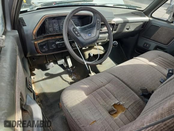 ✅ 1991 Ford F-250 • VIN: 2FTHF26G1MCA48459 • Lot: 91116745. Wystawiony na Copart z przebiegiem 229 278 mil. Bezpłatny archiwum sprzedaży aukcyjnych z USA i szczegółowy raport historii pojazdu na DreamBid. Zdjęcie 8.