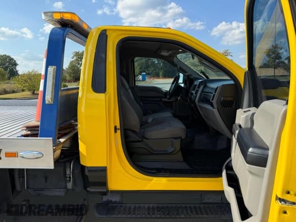 ✅ 2018 Ford F-550 XL • VIN: 1FDUF5GT2JEC29244 • Lot: 86723545. Listed on Copart with 235,651 mi. Free auction sales archive from the USA and detailed vehicle history report at DreamBid. Image 5.