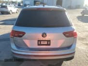 ✅ 2022 Volkswagen Tiguan SE R-Line Black • VIN: 3VVCB7AX1NM035874 • Lot: 81419224. Wystawiony na Copart z przebiegiem Nie podano. Bezpłatny archiwum sprzedaży aukcyjnych z USA i szczegółowy raport historii pojazdu na DreamBid. Zdjęcie 6.