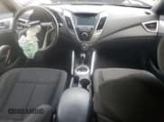 ✅ 2017 Hyundai Veloster • VIN: KMHTC6AD5HU324750 • Lot: 79962314. Wystawiony na Copart z przebiegiem Nie podano. Bezpłatny archiwum sprzedaży aukcyjnych z USA i szczegółowy raport historii pojazdu na DreamBid. Zdjęcie 8.