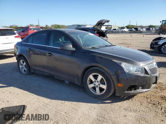 2014 Chevrolet Cruze 1LT z VIN 1G1PC5SB7E7104686, wystawiony jako Copart lot #87261175 z przebiegiem 114 359 mil mil oraz Szkoda całkowita • Salvage title. Historia ofert i sprzedaży dostępna na DreamBid. Obrazek 4.