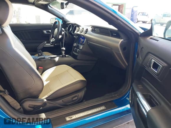 ✅ 2020 Ford Mustang EcoBoost Premium • VIN: 1FATP8UH4L5156790 • Lot: 43701894. Wystawiony na IAAI z przebiegiem 50 775 mil. Bezpłatny archiwum sprzedaży aukcyjnych z USA i szczegółowy raport historii pojazdu na DreamBid. Zdjęcie 5.