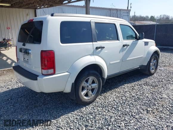 2008 Dodge Nitro SLT z VIN 1D8GT58K58W127765, wystawiony jako IAAI lot #41552533 z przebiegiem 177 492 mil mil oraz . Historia ofert i sprzedaży dostępna na DreamBid. Obrazek 4.