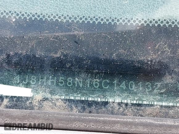 ✅ 2006 Jeep Commander Limited • VIN: 1J8HH58N16C140132 • Lot: 42629429. Wystawiony na IAAI z przebiegiem 229 586 mil. Bezpłatny archiwum sprzedaży aukcyjnych z USA i szczegółowy raport historii pojazdu na DreamBid. Zdjęcie 9.