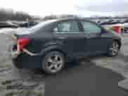 2012 Chevrolet Sonic LTZ z VIN 1G1JE5SH9C4147669, wystawiony jako Copart lot #42945435 z przebiegiem 91 321 mil mil oraz Szkoda całkowita • Salvage title. Historia ofert i sprzedaży dostępna na DreamBid. Obrazek 3.