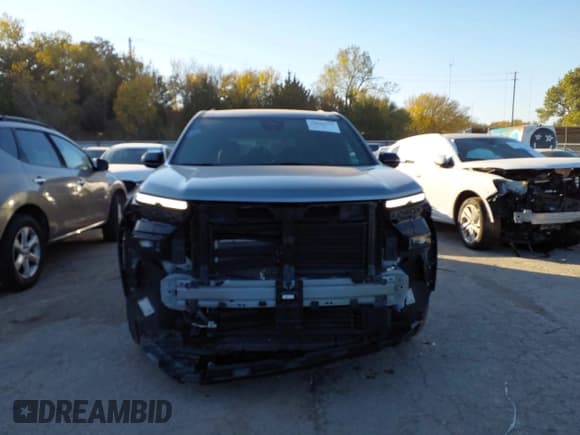 ✅ 2025 Chevrolet Traverse AWD LT • VIN: 1GNEVGRS6SJ142099 • Lot: 43632152. Listed on IAAI with 22,545 mi. Free auction sales archive from the USA and detailed vehicle history report at DreamBid. Image 13.