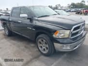✅ 2009 Dodge 1500 Laramie • VIN: 1D3HB13T89S798510 • Lot: 43018032. Wystawiony na IAAI z przebiegiem 174 508 mil. Bezpłatny archiwum sprzedaży aukcyjnych z USA i szczegółowy raport historii pojazdu na DreamBid. Zdjęcie 1.