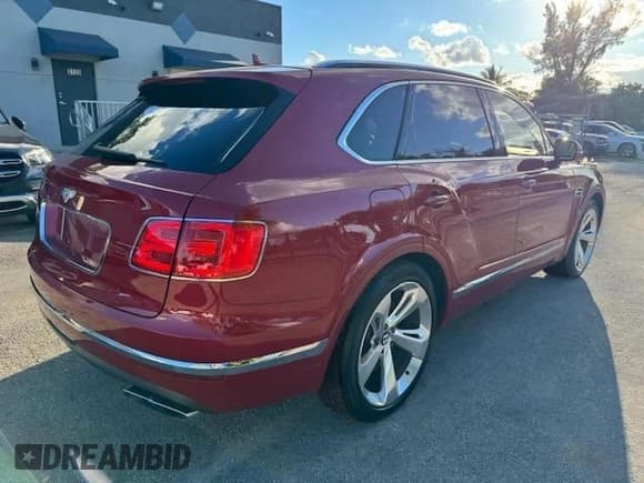 ✅ 2017 Bentley Bentayga W12 • VIN: SJAAC2ZV1HC014037 • Lot: 71081215. Wystawiony na Copart z przebiegiem 36 099 mil. Bezpłatny archiwum sprzedaży aukcyjnych z USA i szczegółowy raport historii pojazdu na DreamBid. Zdjęcie 3.