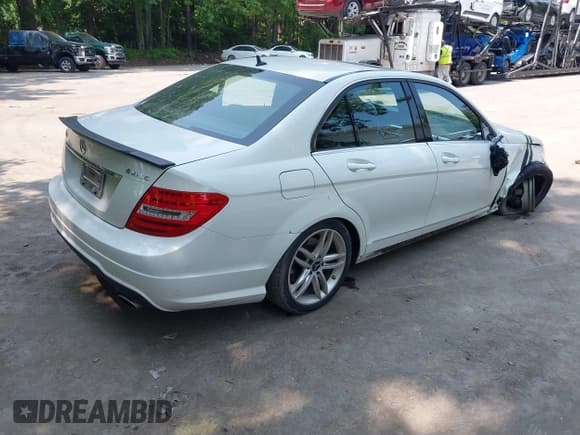 ✅ 2012 Mercedes-Benz C 300 Sport • VIN: WDDGF8BB7CR212099 • Lot: 42411121. Wystawiony na IAAI z przebiegiem 202 811 mil. Bezpłatny archiwum sprzedaży aukcyjnych z USA i szczegółowy raport historii pojazdu na DreamBid. Zdjęcie 4.