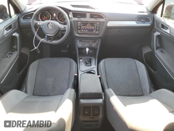 ✅ 2019 Volkswagen Tiguan S • VIN: 3VV1B7AXXKM141307 • Lot: 81513405. Wystawiony na Copart z przebiegiem 44 126 mil. Bezpłatny archiwum sprzedaży aukcyjnych z USA i szczegółowy raport historii pojazdu na DreamBid. Zdjęcie 8.