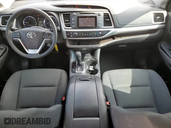 ✅ 2019 Toyota Highlander LE • VIN: 5TDZARFH0KS052525 • Lot: 86639665. Wystawiony na Copart z przebiegiem 75 535 mil. Bezpłatny archiwum sprzedaży aukcyjnych z USA i szczegółowy raport historii pojazdu na DreamBid. Zdjęcie 8.