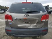 ✅ 2013 Kia Sorento LX • VIN: 5XYKT3A67DG418477 • Лот: 92003235. Опубликован ранее на Copart с пробегом 94 548 миль. Бесплатный доступ к архиву аукционных продаж из США и подробный отчёт об истории автомобиля на DreamBid. Изображение 6.