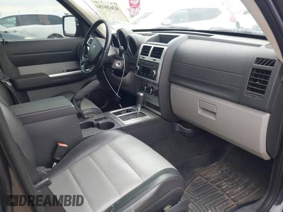 2008 Dodge Nitro SLT z VIN 1D8GU58K88W238520, wystawiony jako IAAI lot #43610184 z przebiegiem 122 628 mil mil oraz . Historia ofert i sprzedaży dostępna na DreamBid. Obrazek 5.