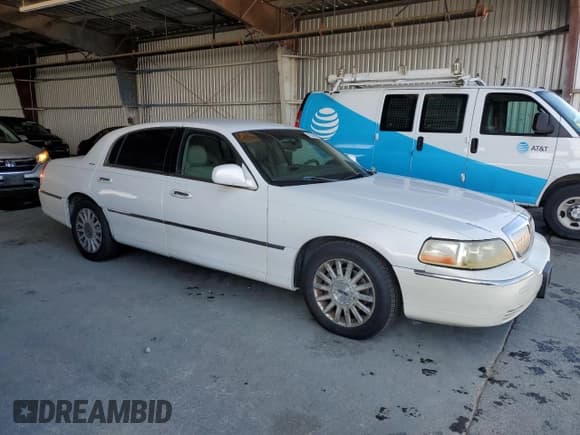 ✅ 2003 Lincoln Town Car Executive • VIN: 1LNHM81W53Y608266 • Lot: 68343405. Wystawiony na Copart z przebiegiem 246 850 mil. Bezpłatny archiwum sprzedaży aukcyjnych z USA i szczegółowy raport historii pojazdu na DreamBid. Zdjęcie 4.