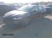 ✅ 2022 Toyota Camry SE • VIN: 4T1G11BKXNU069791 • Lot: 43688202. Wystawiony na IAAI z przebiegiem 61 083 mil. Bezpłatny archiwum sprzedaży aukcyjnych z USA i szczegółowy raport historii pojazdu na DreamBid. Zdjęcie 2.