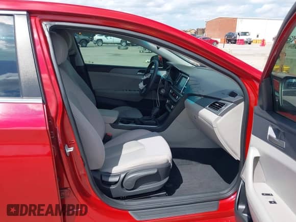 2018 Hyundai Sonata SE z VIN 5NPE24AF4JH603239, wystawiony jako IAAI lot #43277984 z przebiegiem 126 742 mil mil oraz . Historia ofert i sprzedaży dostępna na DreamBid. Obrazek 5.