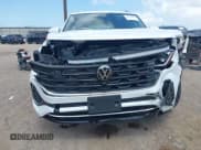 ✅ 2024 Volkswagen Atlas SEL Premium R-Line • VIN: 1V2FR2CAXRC617285 • Lot: 42470868. Wystawiony na IAAI z przebiegiem 10 581 mil. Bezpłatny archiwum sprzedaży aukcyjnych z USA i szczegółowy raport historii pojazdu na DreamBid. Zdjęcie 6.