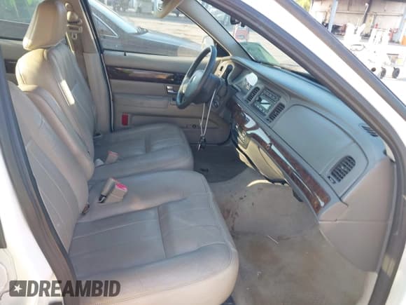 ✅ 2010 Mercury Grand Marquis LS • VIN: 2MEBM7FV9AX632540 • Lot: 43031404. Wystawiony na IAAI z przebiegiem 217 456 mil. Bezpłatny archiwum sprzedaży aukcyjnych z USA i szczegółowy raport historii pojazdu na DreamBid. Zdjęcie 5.