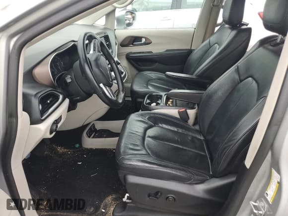 ✅ 2017 Chrysler Pacifica Touring L • VIN: 2C4RC1BG7HR759101 • Lot: 82096265. Wystawiony na Copart z przebiegiem Nie podano. Bezpłatny archiwum sprzedaży aukcyjnych z USA i szczegółowy raport historii pojazdu na DreamBid. Zdjęcie 7.