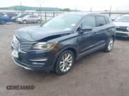 ✅ 2015 Lincoln MKC • VIN: 5LMCJ1A93FUJ09124 • Lot: 42893884. Wystawiony na IAAI z przebiegiem 104 011 mil. Bezpłatny archiwum sprzedaży aukcyjnych z USA i szczegółowy raport historii pojazdu na DreamBid. Zdjęcie 2.