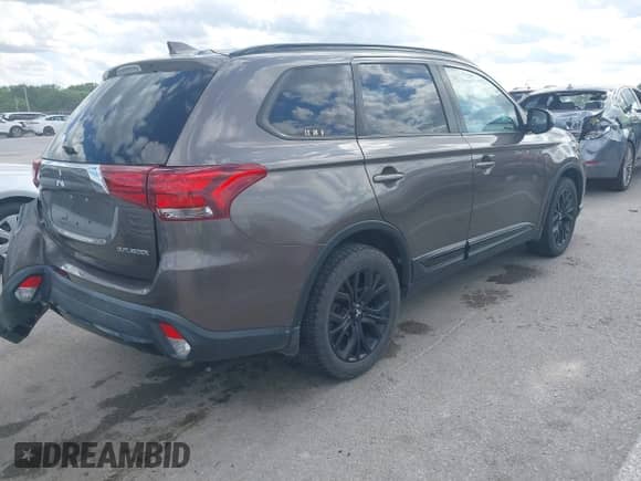 2018 Mitsubishi Outlander ES z VIN JA4AZ3A38JZ024106, wystawiony jako IAAI lot #42309107 z przebiegiem 113 504 mil mil oraz . Historia ofert i sprzedaży dostępna na DreamBid. Obrazek 4.