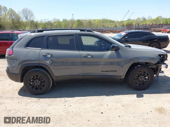 ✅ 2023 Jeep Cherokee Altitude Lux • VIN: 1C4PJMMB2PD113241 • Lot: 42049059. Wystawiony na IAAI z przebiegiem 46 944 mil. Bezpłatny archiwum sprzedaży aukcyjnych z USA i szczegółowy raport historii pojazdu na DreamBid. Zdjęcie 13.