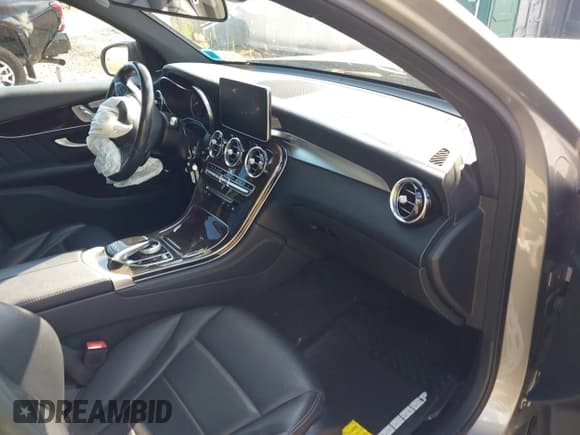 ✅ 2019 Mercedes-Benz GLC 300 • VIN: WDC0G4KB9KV171928 • Lot: 43046997. Wystawiony na IAAI z przebiegiem 72 209 mil. Bezpłatny archiwum sprzedaży aukcyjnych z USA i szczegółowy raport historii pojazdu na DreamBid. Zdjęcie 5.