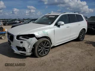 ✅ 2017 Volvo XC90 Momentum • VIN: YV4A22PK5H1118968 • Lot: 86539785. Wystawiony na Copart z przebiegiem 61 671 mil. Bezpłatny archiwum sprzedaży aukcyjnych z USA i szczegółowy raport historii pojazdu na DreamBid. Zdjęcie 1.