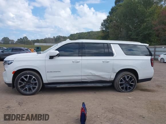 ✅ 2023 Chevrolet Suburban LS • VIN: 1GNSKBKD8PR333445 • Lot: 43424399. Wystawiony na IAAI z przebiegiem 53 712 mil. Bezpłatny archiwum sprzedaży aukcyjnych z USA i szczegółowy raport historii pojazdu na DreamBid. Zdjęcie 14.