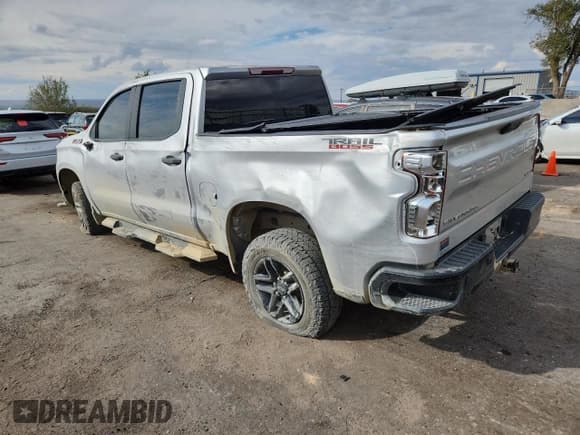 ✅ 2022 Chevrolet Silverado 1500 Custom Trail Boss • VIN: 3GCPDCEK3NG610976 • Lot: 85005305. Wystawiony na Copart z przebiegiem 95 291 mil. Bezpłatny archiwum sprzedaży aukcyjnych z USA i szczegółowy raport historii pojazdu na DreamBid. Zdjęcie 2.