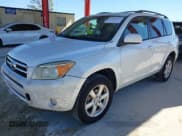 ✅ 2008 Toyota RAV4 Limited • VIN: JTMZD31V985084339 • Lot: 43584167. Wystawiony na IAAI z przebiegiem 126 386 mil. Bezpłatny archiwum sprzedaży aukcyjnych z USA i szczegółowy raport historii pojazdu na DreamBid. Zdjęcie 2.