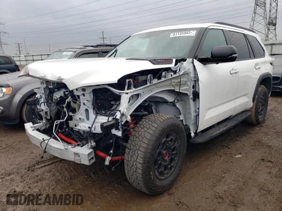 ✅ 2023 Toyota Sequoia SR5 • VIN: 7SVAAABA7PX012036 • Лот: 81135983. Опубликован ранее на Copart с пробегом 5 832 миль. Бесплатный доступ к архиву аукционных продаж из США и подробный отчёт об истории автомобиля на DreamBid. Изображение 1.