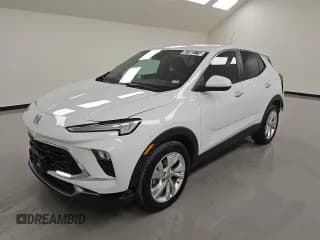 ✅ 2025 Buick Encore GX Preferred • VIN: KL4AMBSLXSB195599 • Lot: 87360175. Wystawiony na Copart z przebiegiem 12 531 mil. Bezpłatny archiwum sprzedaży aukcyjnych z USA i szczegółowy raport historii pojazdu na DreamBid. Zdjęcie 1.