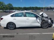 ✅ 2023 Kia Forte GT-Line • VIN: 3KPF54AD9PE575980 • Lot: 42728369. Wystawiony na IAAI z przebiegiem 28 294 mil. Bezpłatny archiwum sprzedaży aukcyjnych z USA i szczegółowy raport historii pojazdu na DreamBid. Zdjęcie 14.