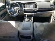 ✅ 2014 Toyota Highlander Limited • VIN: 5TDDCRFH0ES006895 • Лот: 67978145. Опубликован ранее на Copart с пробегом 218 938 миль. Бесплатный доступ к архиву аукционных продаж из США и подробный отчёт об истории автомобиля на DreamBid. Изображение 8.