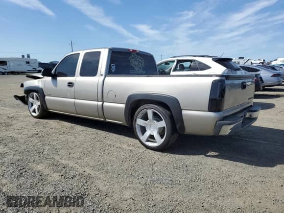2001 Chevrolet Silverado 1500 LT z VIN 1GCEC19T01Z328774, wystawiony jako Copart lot #51870105 z przebiegiem Nie podano mil oraz Szkoda całkowita • Salvage title. Historia ofert i sprzedaży dostępna na DreamBid. Obrazek 2.
