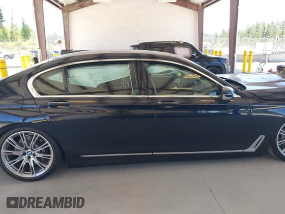 ✅ 2017 BMW 7 Series 750i • VIN: WBA7F0C59HGM21185 • Lot: 42360146. Listed on IAAI with Not provided. Free auction sales archive from the USA and detailed vehicle history report at DreamBid. Image 14.