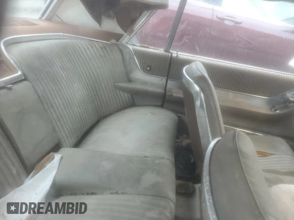 ✅ 1964 Ford Thunderbird • VIN: 4Y83Z105313 • Lot: 70066444. Wystawiony na Copart z przebiegiem 22 549 mil. Bezpłatny archiwum sprzedaży aukcyjnych z USA i szczegółowy raport historii pojazdu na DreamBid. Zdjęcie 10.