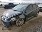 ✅ 2013 Hyundai Accent SE • VIN: KMHCU5AE7DU061588 • Лот: 79833544. Опубликован ранее на Copart с пробегом 138 353 миль. Бесплатный доступ к архиву аукционных продаж из США и подробный отчёт об истории автомобиля на DreamBid. Изображение 1.