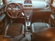 ✅ 2013 Buick Encore Convenience • VIN: KL4CJFSB8DB135615 • Lot: 70701555. Wystawiony na Copart z przebiegiem 83 522 mil. Bezpłatny archiwum sprzedaży aukcyjnych z USA i szczegółowy raport historii pojazdu na DreamBid. Zdjęcie 8.